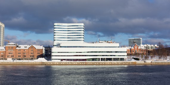 Kulturväven utifrån vid älven i Umeå.
