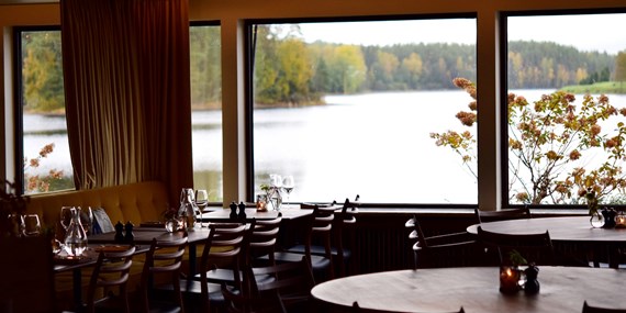 Utsikt från Hooks Herrgårds restaurang över sjön. 