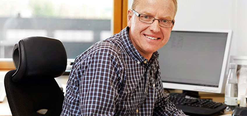 Konradssons medarbetare Anders Bladh teknisk support vid skrivbord.