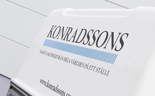 Konradssons Kakels logotyp på bil.