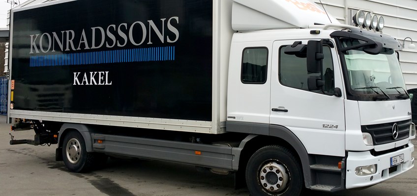 Lastbil med Konradssons kakels logga.