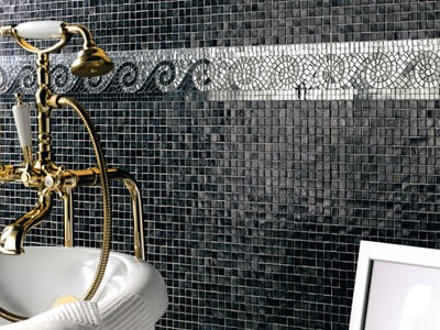 Svart mosaik från Sicis i badrum vid badkar.