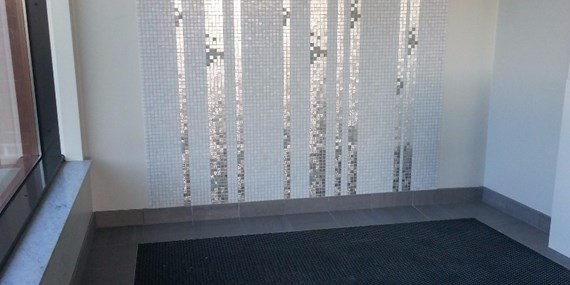 Mosaik på vägg i Sunderby patienthotell, 