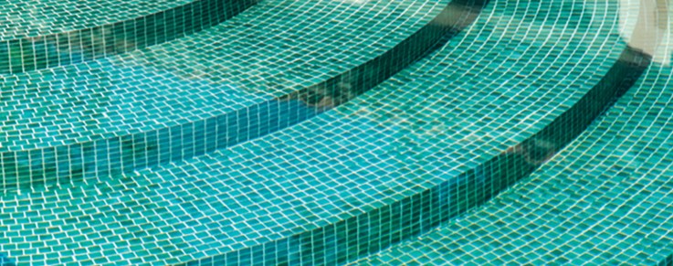 Trappa i pool med grön mosaik.
