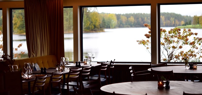 Utsikt från Hooks Herrgårds restaurang över sjön. 