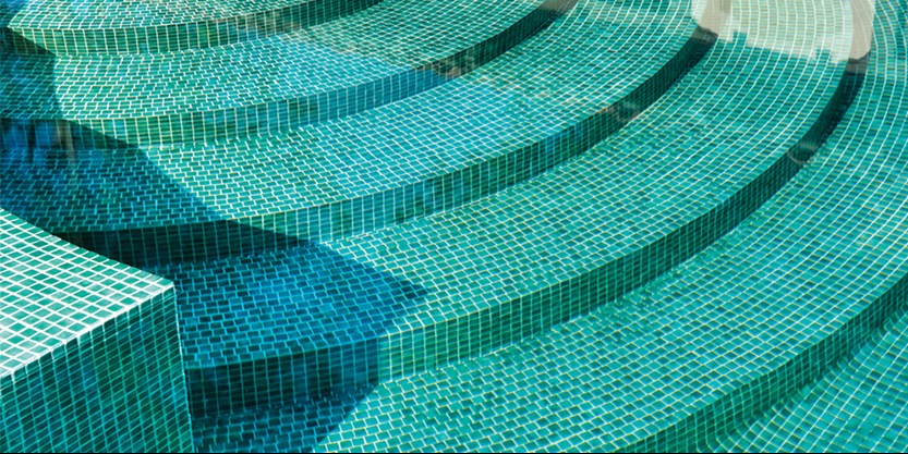 Grön mosaik i pool