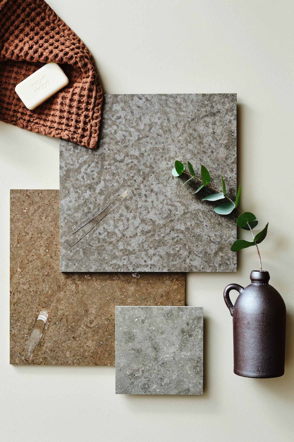 Kalk moodboard. Kalk Classic 30x30 cm, Kalk Red 30x30 cm och Kalk Grey 15x15 cm.